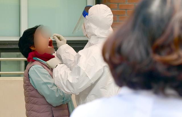 21일 오전 광주 남구 광주기독병원 서5병동에서 신종 코로나바이러스 감염증(코로나19) 확진자가 발생해 의료진 등 종사자 전수 검사가 실시되고 있다. 뉴시스