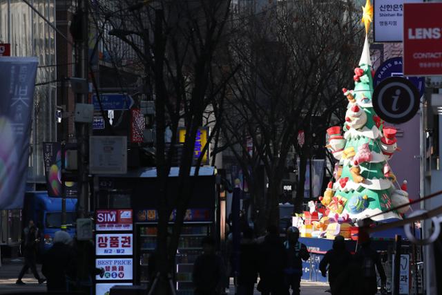 수도권에 대한 '5인 이상 모임'을 금지하고, 성탄절과 새해 연휴 방역관리가 강화될 것으로 보인다. 21일 중앙사고수습본부는 코로나19 백브리핑에서 "서울시가 연말연시에 5인 이상 집합금지 행정명령을 내리는 방침을 정하고, 오늘 오후에 발표할 예정"이라고 밝혔다. 사진은 이날 점심시간대 서울 명동거리. 연합뉴스