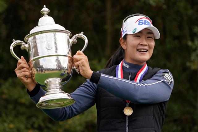 김아림이 14일 미국 텍사스주 휴스턴의 챔피언스 골프클럽에서 막을 내린 미국여자프로골프(LPGA) 투어 제75회 US여자오픈에서 우승해 트로피를 들고 웃음 짓고 있다. AP=뉴시스.