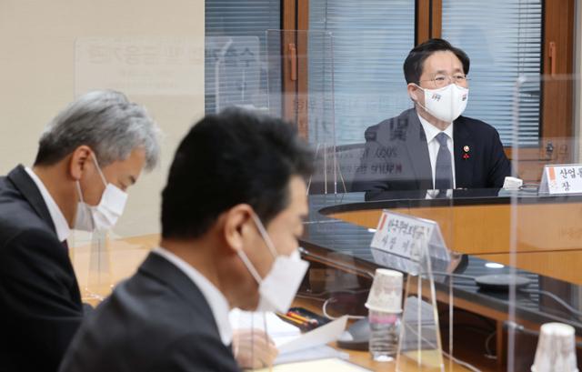 성윤모 산업통상자원부 장관이 22일 서울 종로구 한국무역보험공사에서 열린 '환위험 관리 지원을 위한 수출기업 및 금융기관 간담회'에 참석해 인사말 하고 있다. 연합뉴스