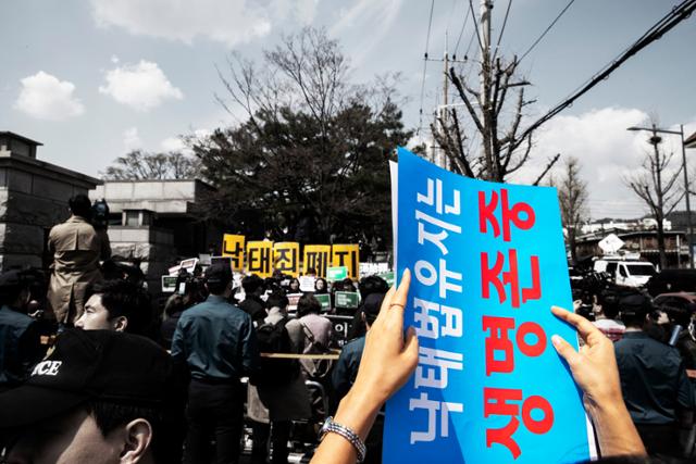 낙태죄 위헌 여부 선고를 앞둔 지난해 4월 서울 헌법재판소 앞에서 낙태죄 폐지 찬성측과 반대측이 기자회견을 하고 있다. 한국일보 자료사진