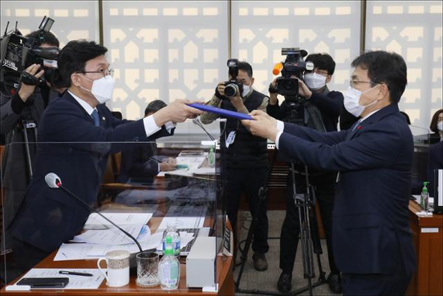 권덕철 보건복지부 장관 후보자가 22일 국회에서 열린 인사청문회에서 선서문을 제출하고 있다. 오대근 기자