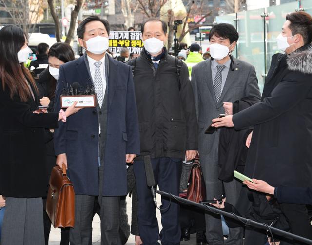 윤석열 검찰총장의 '정직 2개월' 징계 처분에 대한 집행정지 신청 사건 심문이 열린 22일 오후 윤 총장 측 변호인 이석웅(왼쪽 두 번째부터) 이완규 손경식 변호사가 서울 서초구 서울행정법원에서 취재진의 질문에 답하고 있다. 배우한 기자