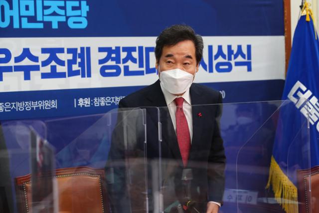 더불어민주당 이낙연 대표가 22일 오전 국회에서 열린 더불어민주당 2020년 지방정부 우수정책-지방의회 우수조례 시상식에 참석하고 있다.오대근 기자