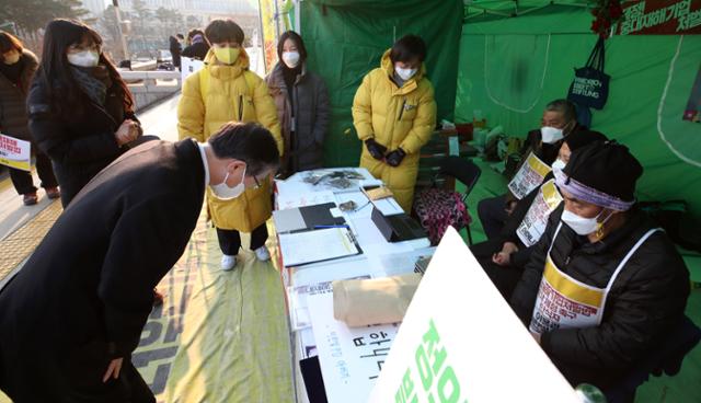 변창흠(왼쪽) 국토교통부 장관 후보자가 22일 국회 본청 앞에서 중대재해기업처벌법 제정을 촉구하며 단식 농성을 하고 있는 산업재해 유가족들을 사과하고 있다. 오대근 기자