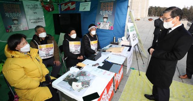 변창흠 국토교통부 장관 후보자가 22일 오후 서울 여의도 국회 본청 앞에서 중대재해기업처벌법 제정을 촉구하며 단식 중인 정의당 단식농성장을 찾아 구의역 스크린도어 사고 관련 발언에 대해 사과하고 있다. 왼쪽부터 강은미 정의당 원내대표, 이상진 민주노총 부위원장, 고 김용균씨 모친 김미숙 김용균재단 이사장, 고 이한빛 PD 부친 이용관 씨. 뉴스1