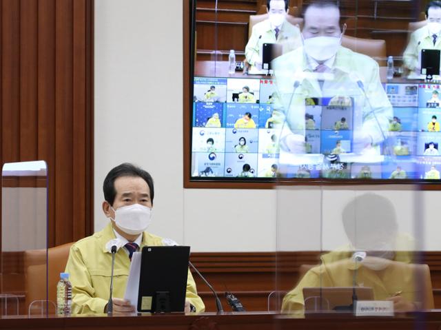 정세균 국무총리가 22일 오전 종로구 정부서울청사에서 열린 코로나19 중대본 회의에서 발언하고 있다. 이날 정 총리는 "연말연시 특별방역 강화대책을 시행한다"며 "스키장을 비롯한 겨울스포츠시설 운영을 전면중단하고 관광명소도 과감히 폐쇄한다"고 밝혔다. 뉴스1