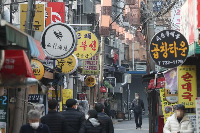 서울시, 경기도, 인천시 수도권 3개 시도가 오는 23일부터 내년 1월 3일까지 '5인 이상'의 사적 모임을 금지하는 내용의 행정명령을 발동했다. 사진은 22일 서울 시내 식당가 모습.연합뉴스