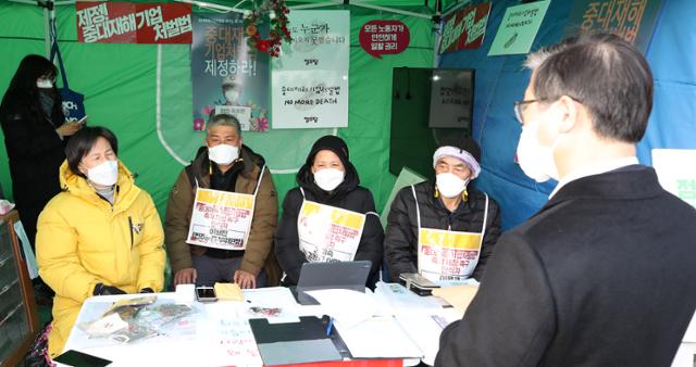 변창흠 국토교통부 장관 후보자가 22일 오후 서울 여의도 국회 본청 앞에서 중대재해기업처벌법 제정을 촉구하며 단식 농성을 12일째하고 있는 정의당 단식농성장을 찾아 강은미 정의당 원내대표, 이상진 민주노총 부위원장, 고 김용균씨 모친 김미숙 김용균재단 이사장, 고 이한빛 PD 부친 이용관 씨(왼쪽부터)에게 '구의역 김 군' 사고 관련 자신의 발언에 대해 사과를 하고 있다. 연합뉴스