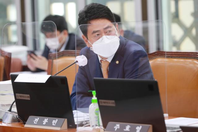 14일 국회 보건복지위에 참석한 전봉민 국민의힘 의원. 부친 건설사로부터 일감을 몰아받아 거액 재산을 형성했다는 의혹이 제기됐다. 오대근 기자