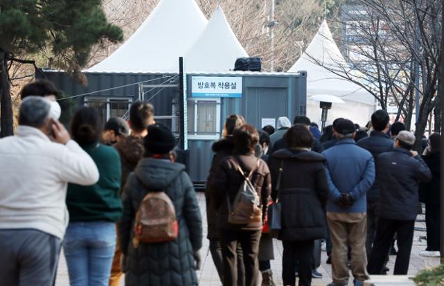 시민들이 22일 오후 인천 연수구 원인재역에 설치된 신종 코로나바이러스 감염증(코로나19) 임시 선별검사소에서 검사를 받기 위해 기다리고 있다. 뉴시스