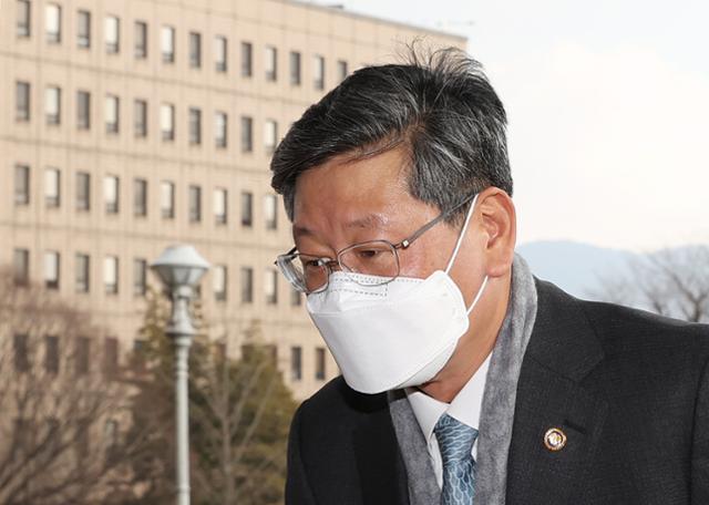 이용구 법무부 차관이 22일 오후 경기 정부과천청사 법무부로 들어서고 있다. 연합뉴스