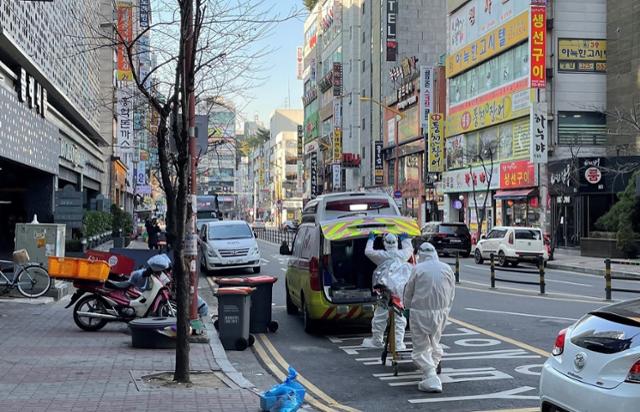 119구급대가 21일 오전 경기 부천시 상동 효플러스요양병원 앞 도로에서 이 요양병원 입소자를 이송장비를 이용해 구급차로 옮기고 있다. 신종 코로나바이러스 감염증(코로나19) 집단 감염이 발생한 해당 요양병원에선 13~20일 14명의 입소자가 사망했다. 이환직 기자