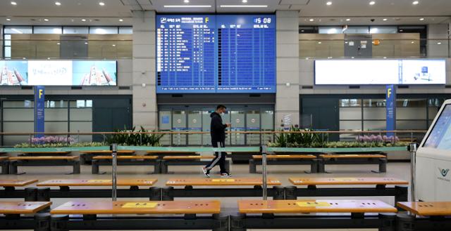 23일 오후 인천국제공항 입국장이 한산하다. 영국발 코로나 바이러스 변이 때문에 연말까지 영국에서 오는 항공편 운항이 모두 중지됐다. 인천=뉴스1