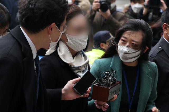 사모펀드 및 자녀 입시비리 등의 혐의를 받는 정경심 동양대학교 교수가 23일 오후 서울 서초구 서울중앙지방법원에서 열린 자본시장과 금융투자업에 관한 법률위반 등 관련 1심 선고공판에 출석하고 있다. 뉴스1