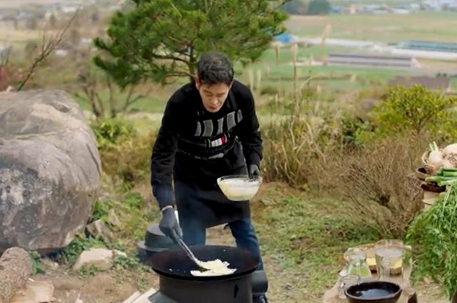 정용진 신세계그룹 부회장이 땅끝마을 해남을 방문해 직접 딴 배추로 전을 부치고 김치를 담그는 영상이 공개된지 7일만인 23일 오후 1시 기준 49만회를 넘고 있다. 이마트 유튜브 영상 캡처