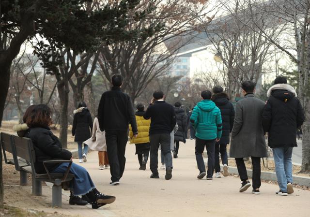 22일 오후 서울 여의도공원에서 직장인들이 산책을 하고 있다. 뉴스1