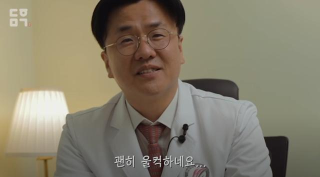 이재갑 한림대 강남성심병원 감염내과 교수가 정은경 중앙방역대책본부장에게 메시지를 전하다 울컥했다. 대한민국 정부 유튜브 캡처