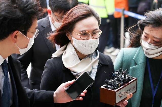 자녀 입시비리와 사모펀드 투자 의혹 등의 혐의로 재판에 넘겨진 정경심 동양대 교수가 23일 오후 서울 서초구 서울중앙지법에서 열린 1심 선고 공판에 출석하고 있다. 뉴시스