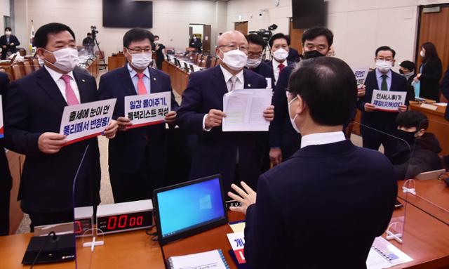 국민의힘 의원들이 23일 변창흠 국토교통부 장관 후보자에 대한 인사청문회에 앞서 변 후보자에게 몰려가 피켓을 들고 '일감 몰아주기. 낙하산 채용' 논란 등을 따지고 있다. 오대근 기자