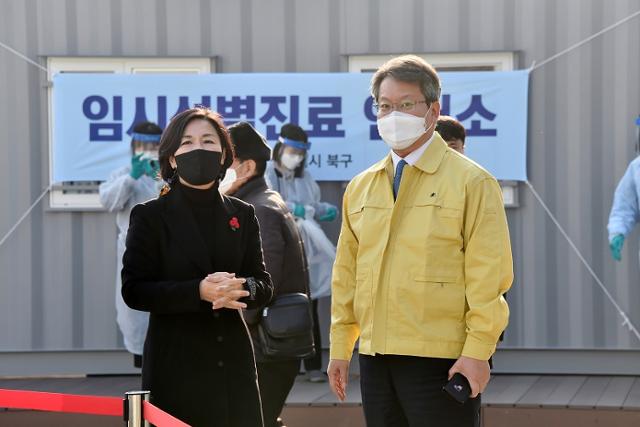 24일 오후 변성완 부산시장 권한대행이 직접 북구 임시선별검사소를 찾아 운영상황을 점검하고 근무자들을 격려하고 있다. 부산시 제공