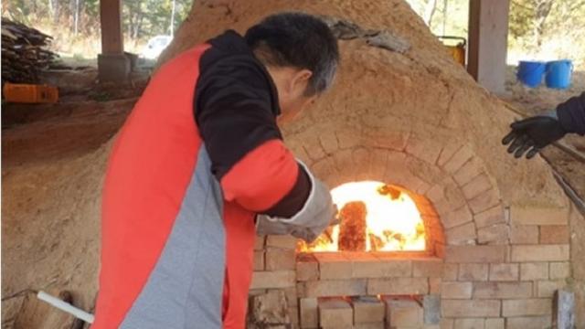 전문도예가가 고흥군 운대리 가마터에서 전통 분청사기를 구워내고 있다.