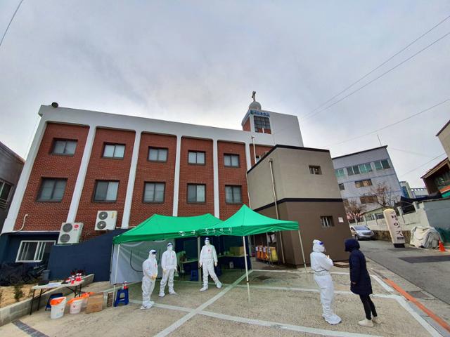 23일 경북 구미시 송정동 송정교회 앞에 선별진료소가 설치돼 있다. 연합뉴스