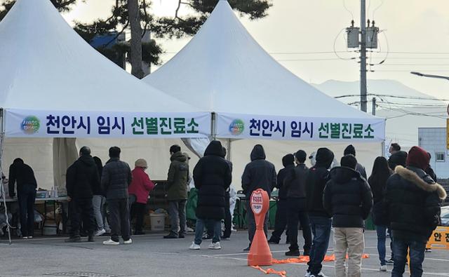 충남 천안시 동남구 병천면 코로나19 임시 선별진료소에서 외국인 근로자들이 코로나19 검사를 받고 있다. 뉴시스