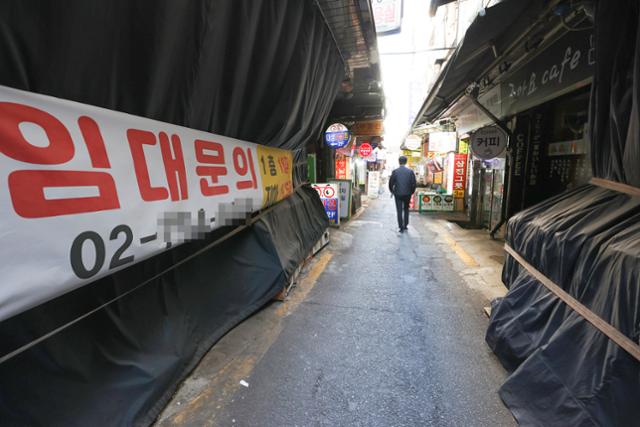 더불어민주당과 정부는 27일 오후 국회에서 고위 당정 협의회를 열고 소상공인 임대료 직접 지원 등 코로나19 피해 지원 대책을 논의한다. 사진은 지난 15일 한산한 서울 남대문시장 모습. 연합뉴스