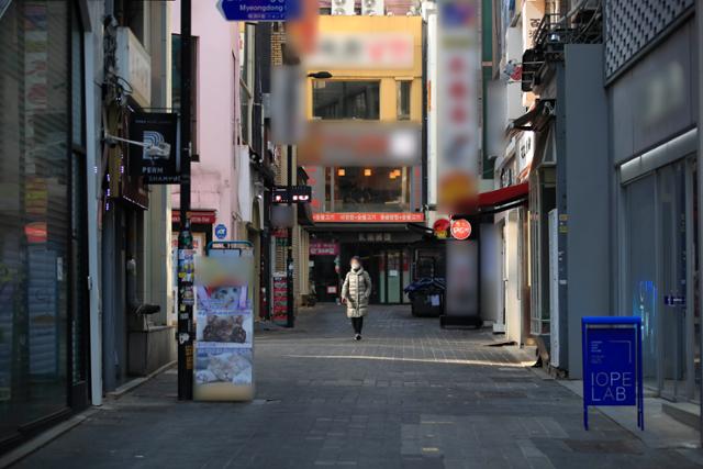 신종 코로나바이러스 감염증(코로나19) 확산에 따른 제3차 재난지원금 지급 방안, 소상공인 지원 논의 등에 대한 당·정·청 회의가 진행 중인 27일 오후 서울 중구 명동 거리가 한산한 모습을 보이고 있다. 뉴시스