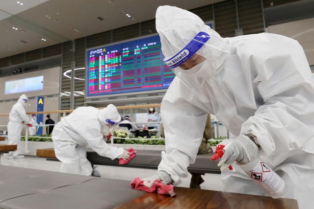 28일 오후 인천국제공항 제2여객터미널 입국장에서 공항 방역 관계자들이 실내 방역 작업을 실시하고 있다. 영종도=뉴스1