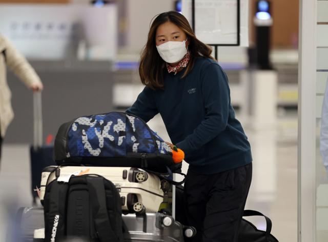 여자골프 세계랭킹 1위 고진영이 27일 오후 인천국제공항 제2터미널을 통해 귀국하고 있다. 연합뉴스