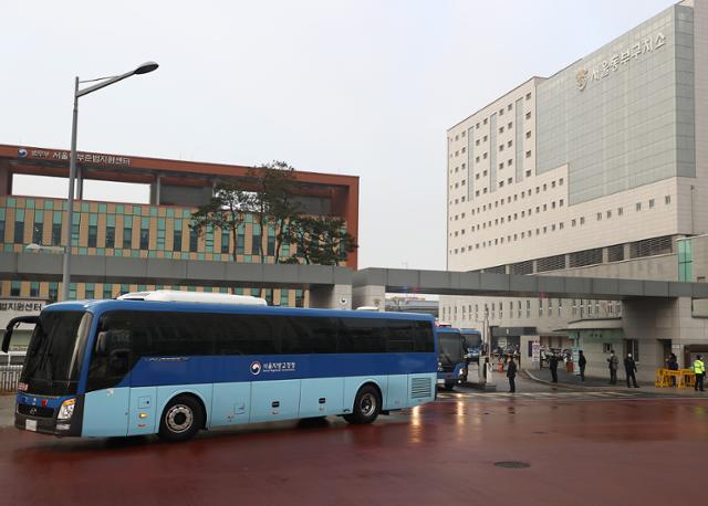 코로나19 집단감염이 발생한 동부구치소에 수감된 확진자들이 28일 오전 청송군 진보면에 위치한 경북북부 제2교도소(청송교도소)에 마련된 생활치료센터로 이송되고 있다. 연합뉴스