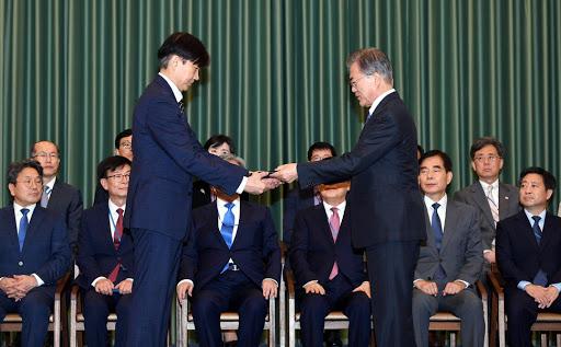 문재인 대통령이 2019년 9월 9일 청와대에서 당시 조국 신임 법무부 장관에게 임명장을 수여 하고 있다. 류효진 기자