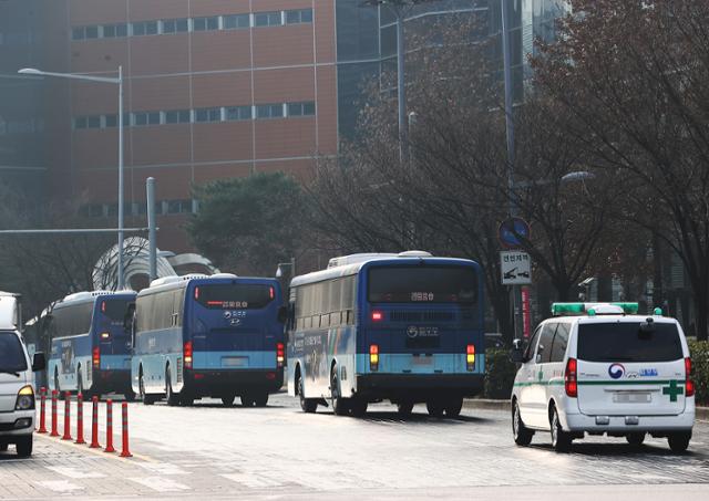 코로나19 집단감염이 발생한 동부구치소에 수감된 확진자들이 28일 오전 청송군 진보면에 위치한 경북북부 제2교도소(청송교도소)에 마련된 생활치료센터로 이송되고 있다. 연합뉴스