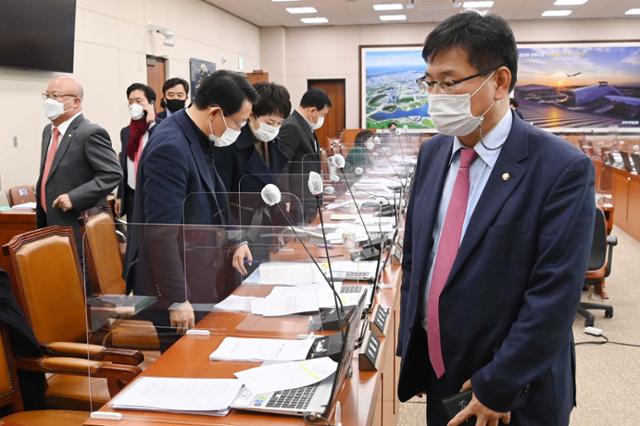 국민의힘 이헌승 간사와 의원들이 24일 국회에서 열린 국토교통위원회 전체회의에서 퇴장하고 있다. 연합뉴스