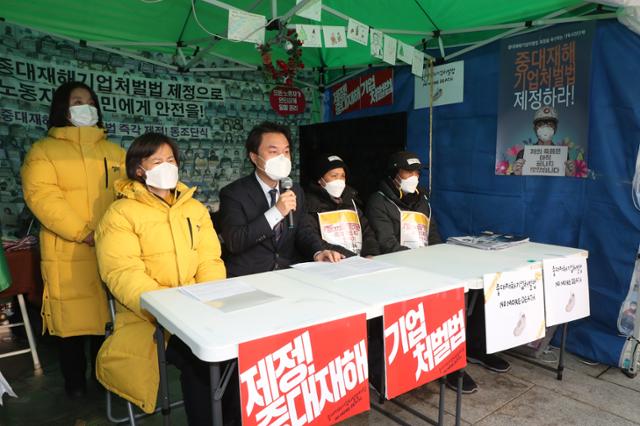 28일 오전 국회 본청앞 중대재해기업처벌법 촉구 단식농성장에서 열린 정의당 대표단회의. 왼쪽부터 정의당 이은주 의원(서 있는 사람), 강은미 원내대표, 김종철 대표, 고 김용균씨 어머니 김미숙 김용균재단이사장, 고 이한빛PD 아버지 이용관씨. 오대근 기자