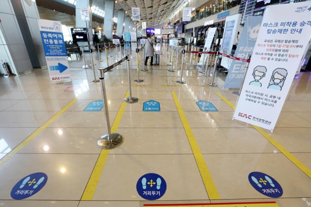 성탄 연휴 마지막 날인 27일 서울 강서구 김포국제공항 국내선청사가 신종 코로나바이러스 감염증(코로나19) 연말연시 특별방역기간에 따른 사회적 거리두기 영향으로 한산한 모습을 보이고 있다. 뉴스1