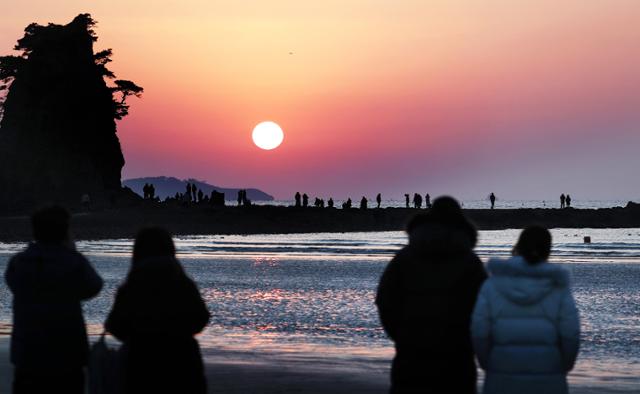 2020 경자년 한 해가 저물고 있는 12월, 충남 안면도 꽃지 해수욕장을 찾은 시민들이 코로나19로 지친 일상을 위로라도 하듯 차분하게 석양을 바라보고 있다. 연합뉴스