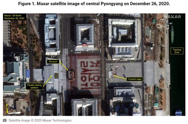 북한 김일성광장에서 수천 명의 인력이 동원돼 내년 1월 개최 예정인 제8차 노동당 대회를 준비하는 모습이 포착됐다. 미국의 북한전문매체 38노스는 26일 광장에 집결한 인력이 대형을 이뤄 '결사옹위'라는 붉은색 글자를 만든 위성사진을 공개했다. 38노스 캡처