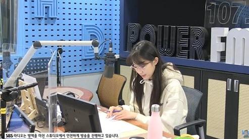 주시은 아나운서가 개그맨 김영철 대신 '김영철의 파워FM'을 진행하고 있다. SBS 보이는라디오 캡처