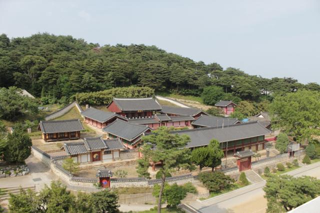 가치가 뛰어난 향교, 서원, 서당 건축물 20건이 한꺼번에 보물로 지정됐다. 사진은 이번에 보물로 지정된 강릉향교의 전경이다. 연합뉴스