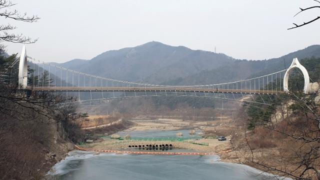 전북 정읍시 구절초공원 출렁다리 전경. 정읍시 제공