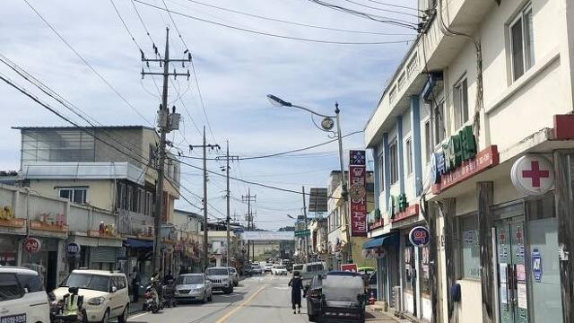 전봇대와 전선이 지상에 노출된 곡성 석곡면 도로. 곡성군 제공