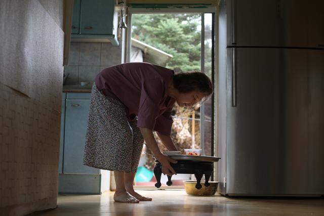 허리가 심하게 휘었는데 허리를 구부릴 때 통증이 사라진다면 척추관협착증을 의심해야 한다. 게티이미지뱅크