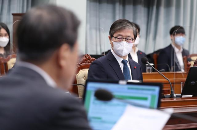 변창흠 국토교통부 장관이 29일 오전 청와대에서 열린 국무회의에서 문재인 대통령 발언을 듣고 있다. 연합뉴스