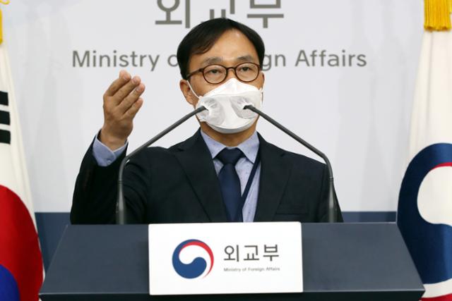 최영삼 외교부 대변인이 26일 오후 서울 종로구 외교부청사에서 정례브리핑을 하고 있다.뉴스1