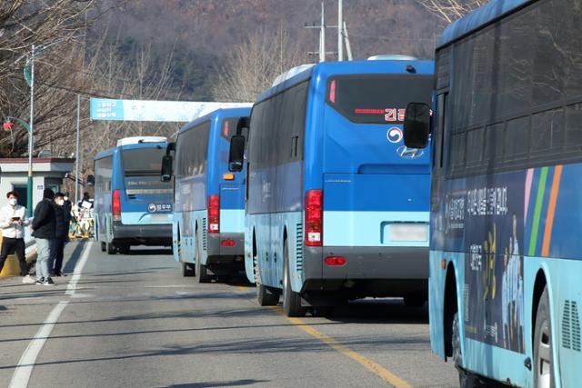 서울동부구치소에서 코로나19 확진 판정을 받은 수용자를 태운 버스가 28일 오후 경북 청송군 경북북부 제2교도소로 향하고 있다. 청송=뉴스1