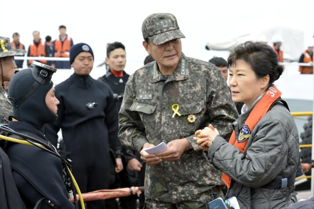 2014년 5월 4일 당시 세월호 구조현장을 방문한 박근혜 대통령을 맞이하는 황기철 해군참모총장. 당시 황 총장은 세월호 희생자를 추모하는 노란 리본을 달아 화제가 됐다. 연합뉴스