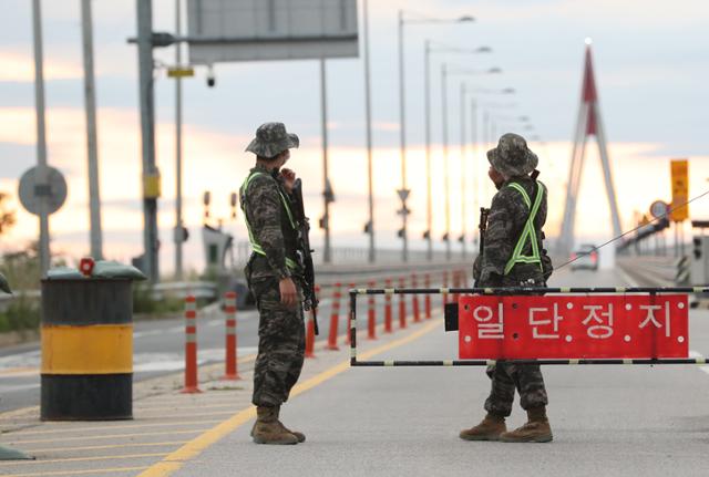 인천 강화군 북한 접경지 교동도로 진입하는 교동대교에서 군 병력들이 검문을 하고 있다. 뉴스1